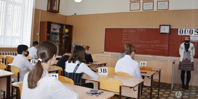 Девятиклассники сдают первый пробный экзамен