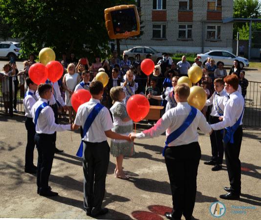 Для 10 одиннадцатиклассников прозвенел звонок в школе №1