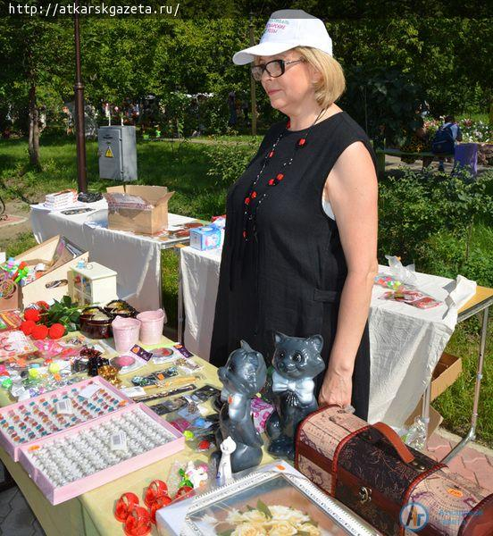 Для фестиваля сшили королевское платье из 1500 роз