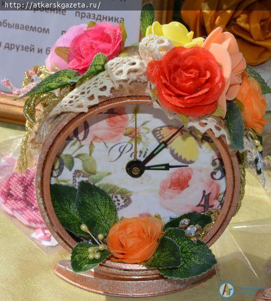 Для фестиваля сшили королевское платье из 1500 роз