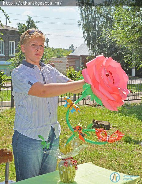 Для фестиваля сшили королевское платье из 1500 роз