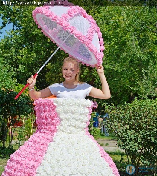 Для фестиваля сшили королевское платье из 1500 роз
