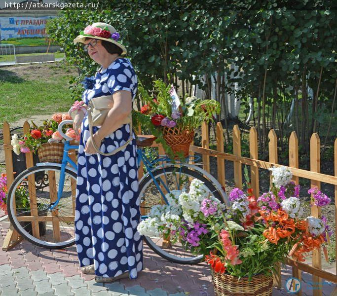 Для фестиваля сшили королевское платье из 1500 роз