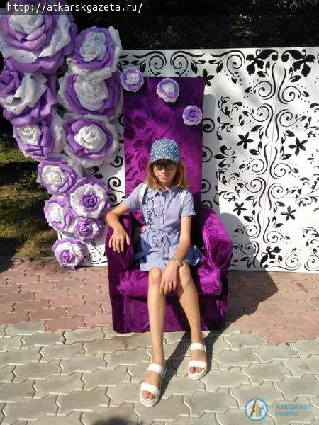 Для фестиваля сшили королевское платье из 1500 роз