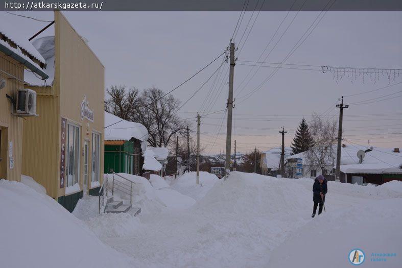 Для уборки снега в Аткарском районе задействовали всю возможную тяжелую технику