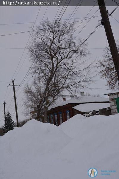 Для уборки снега в Аткарском районе задействовали всю возможную тяжелую технику