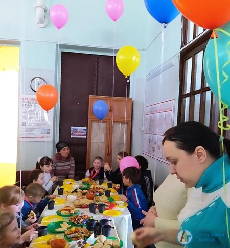 Для встречи весны в Аткарском КЦСОН испекли 400 блинов