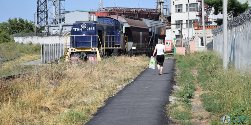 Для жителей Сельхозтехники построят 800-метровый тротуар