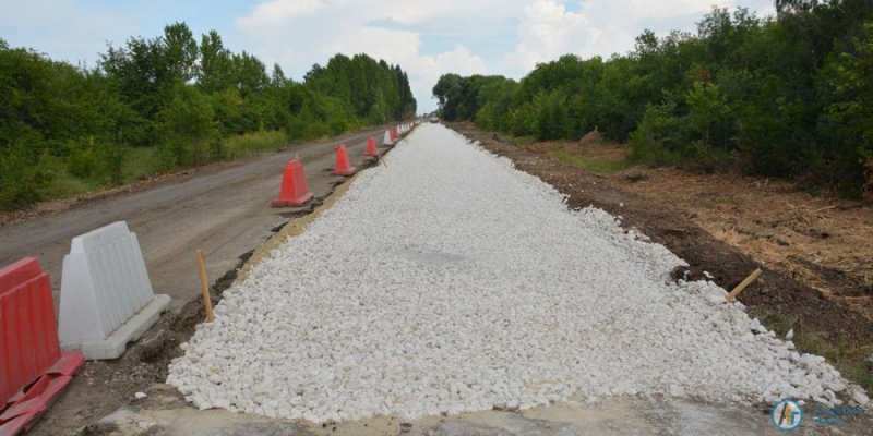 Дорогу Аткарск-Песчанка ремонтируют в 30-градусную жару