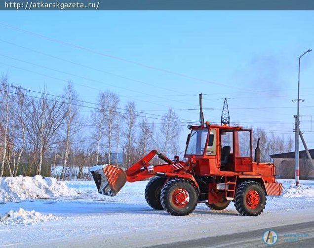 Дорожники и дворники продолжают ликвидировать последствия праздничной метели