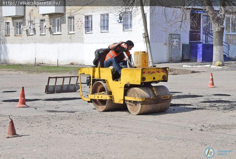 Дорожники восстанавливают асфальтовое покрытие на Революционной