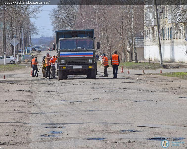 Дорожники восстанавливают асфальтовое покрытие на Революционной
