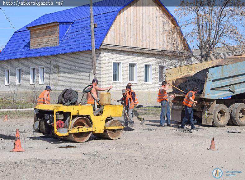 Дорожники восстанавливают асфальтовое покрытие на Революционной
