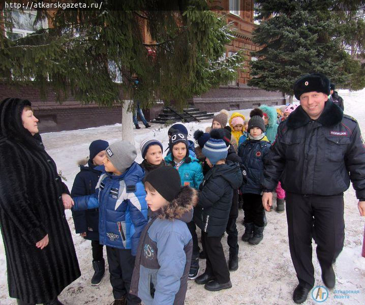 «Дорожный патруль» вручил водителям памятки и показал детям безопасный маршрут