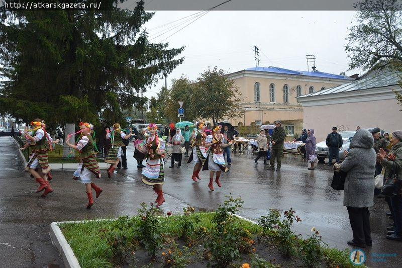 Дождь не помешал аткарчанам посетить ярмарку выходного дня (ФОТО)