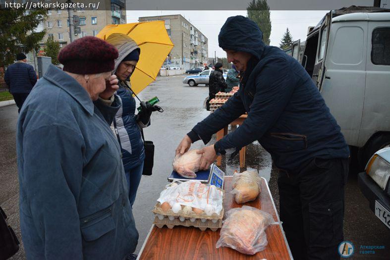 Дождь не помешал аткарчанам посетить ярмарку выходного дня (ФОТО)