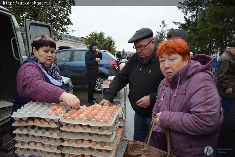 Дождь не помешал аткарчанам посетить ярмарку выходного дня (ФОТО)