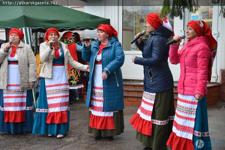 Дождь не помешал аткарчанам посетить ярмарку выходного дня (ФОТО)