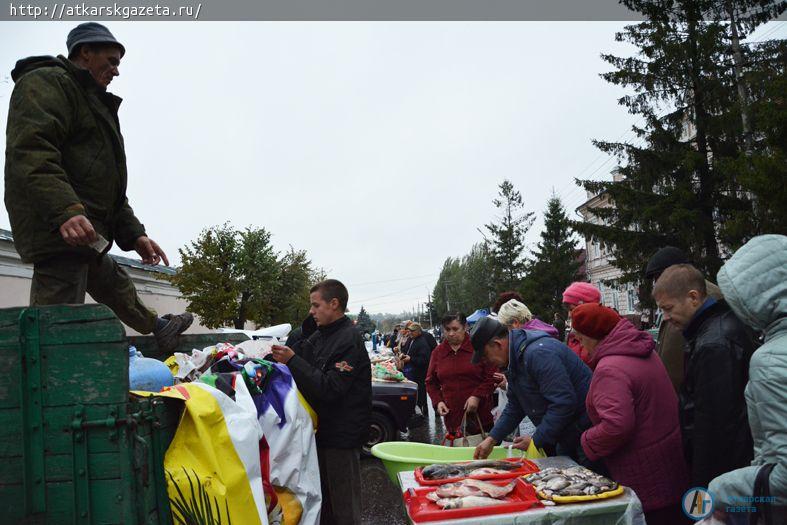 Дождь не помешал аткарчанам посетить ярмарку выходного дня (ФОТО)