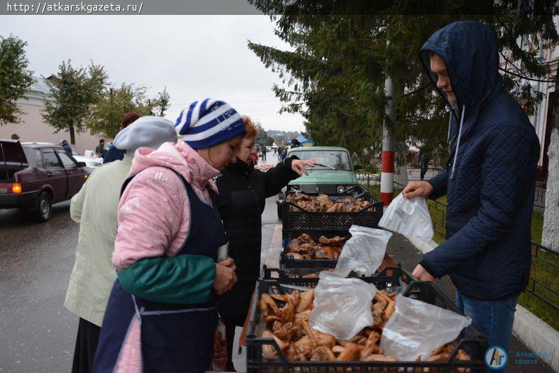 Дождь не помешал аткарчанам посетить ярмарку выходного дня (ФОТО)