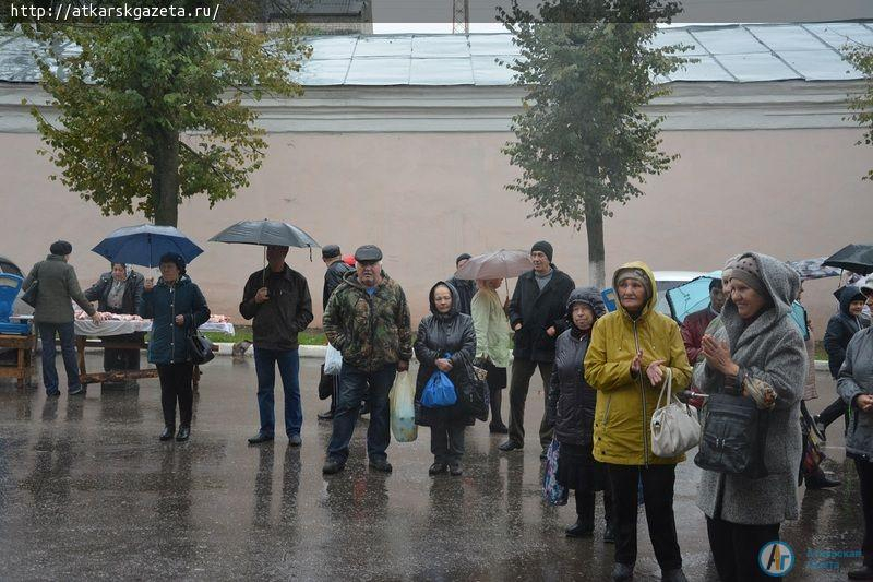 Дождь не помешал аткарчанам посетить ярмарку выходного дня (ФОТО)