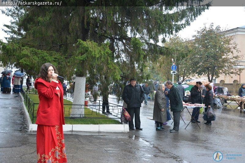 Дождь не помешал аткарчанам посетить ярмарку выходного дня (ФОТО)