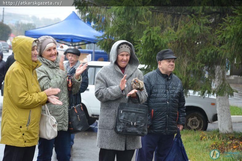 Дождь не помешал аткарчанам посетить ярмарку выходного дня (ФОТО)