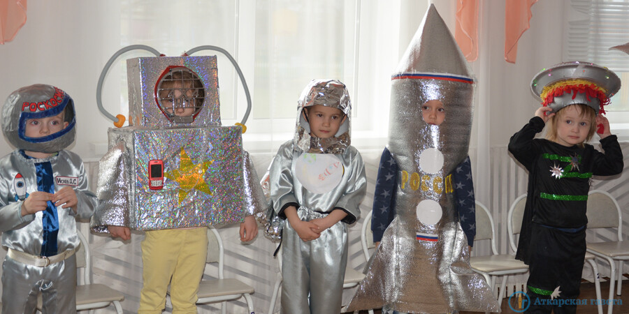 Костюм на день космонавтики для девочек. Космические костюмы для детей. Космический костюм своими руками в детский сад. Костюмы ко Дню космонавтики для детей. Космический шлем своими руками для ребенка.