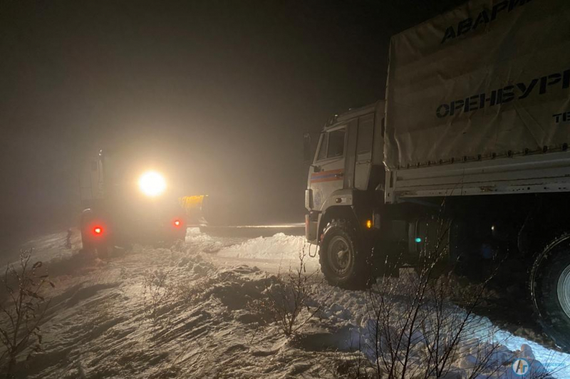 Два КАМАЗа попали в снежный плен под Аткарском