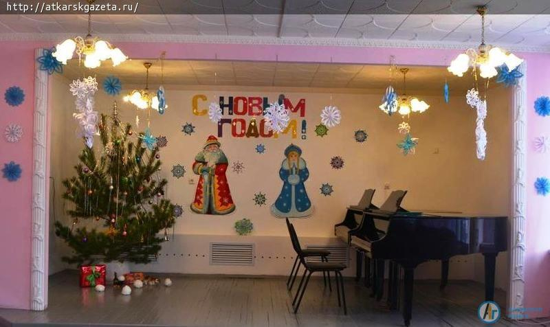 Два рояля и новогодняя елка в обрамлении голубых снежинок восхитили жюри