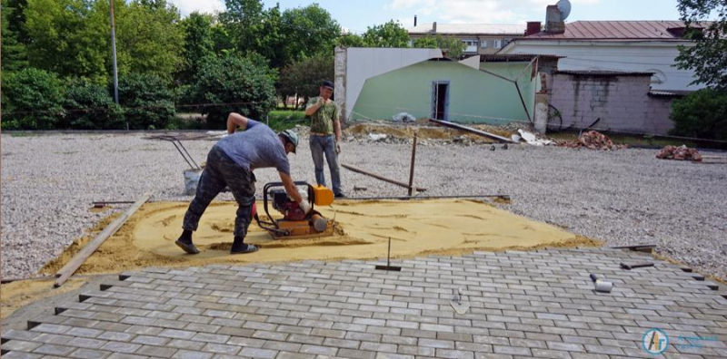 Двор школы №10 готовят к укладке плитки