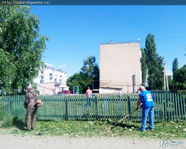Единоросы навели порядок на детских площадках