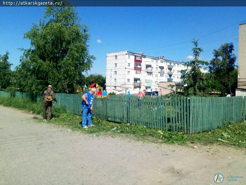 Единоросы навели порядок на детских площадках