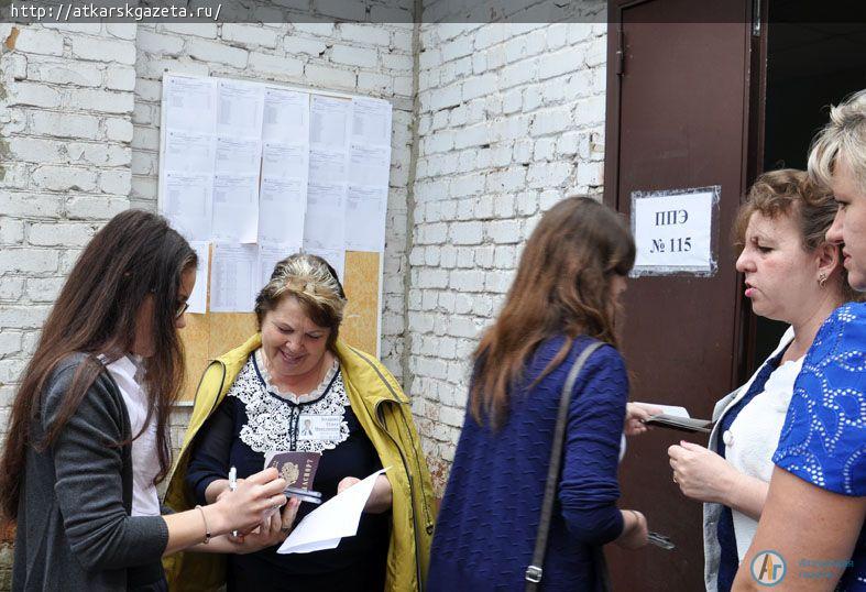 ЕГЭ по математике на 3 часа усадил выпускников за парты (ФОТОРЕПОРТАЖ)
