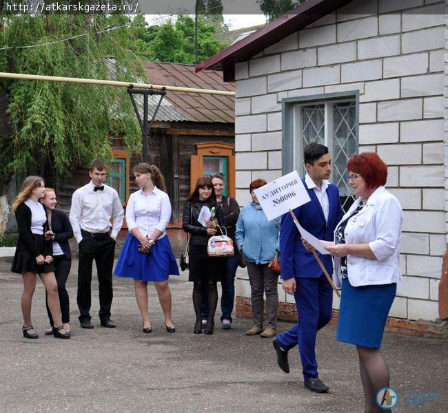 ЕГЭ по математике на 3 часа усадил выпускников за парты (ФОТОРЕПОРТАЖ)