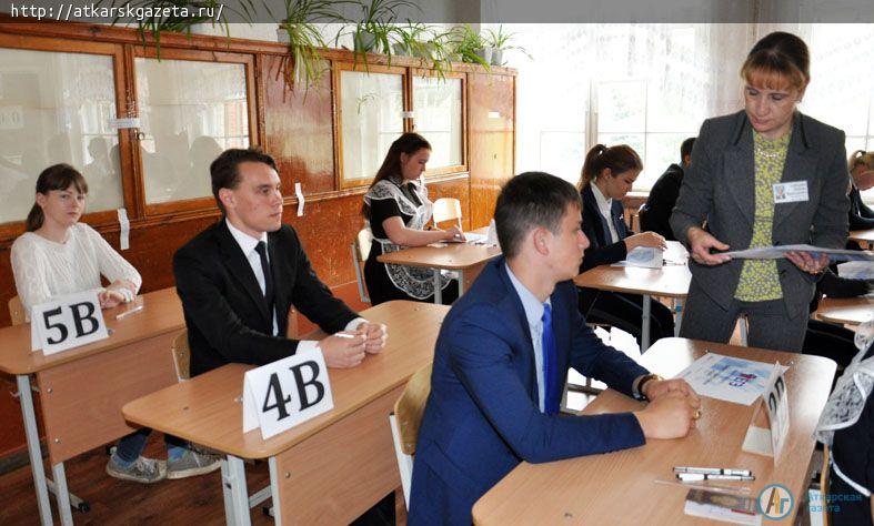 ЕГЭ по математике на 3 часа усадил выпускников за парты (ФОТОРЕПОРТАЖ)