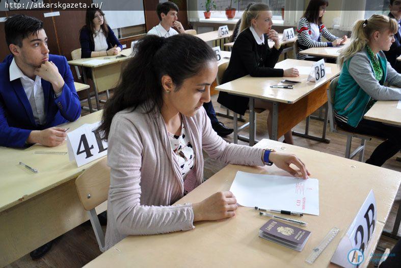 ЕГЭ по математике на 3 часа усадил выпускников за парты (ФОТОРЕПОРТАЖ)