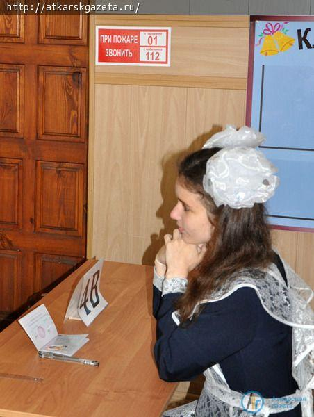 ЕГЭ по математике на 3 часа усадил выпускников за парты (ФОТОРЕПОРТАЖ)
