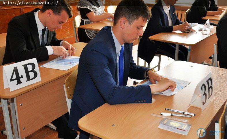 ЕГЭ по математике на 3 часа усадил выпускников за парты (ФОТОРЕПОРТАЖ)