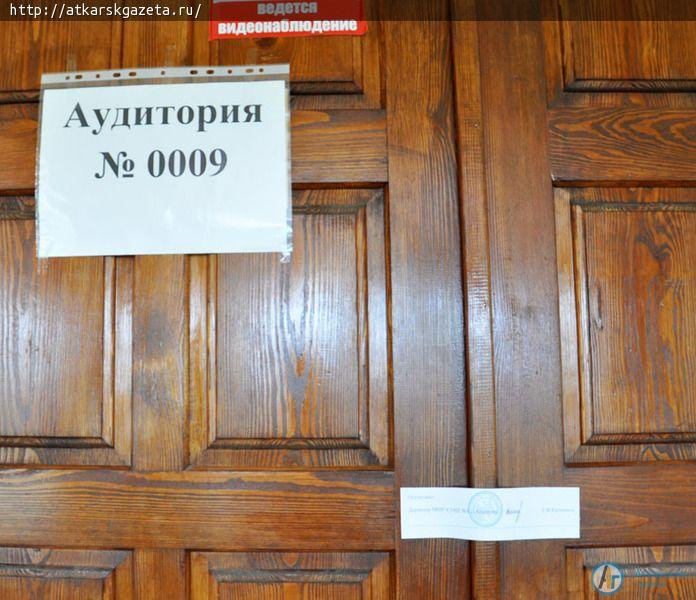 ЕГЭ по математике на 3 часа усадил выпускников за парты (ФОТОРЕПОРТАЖ)