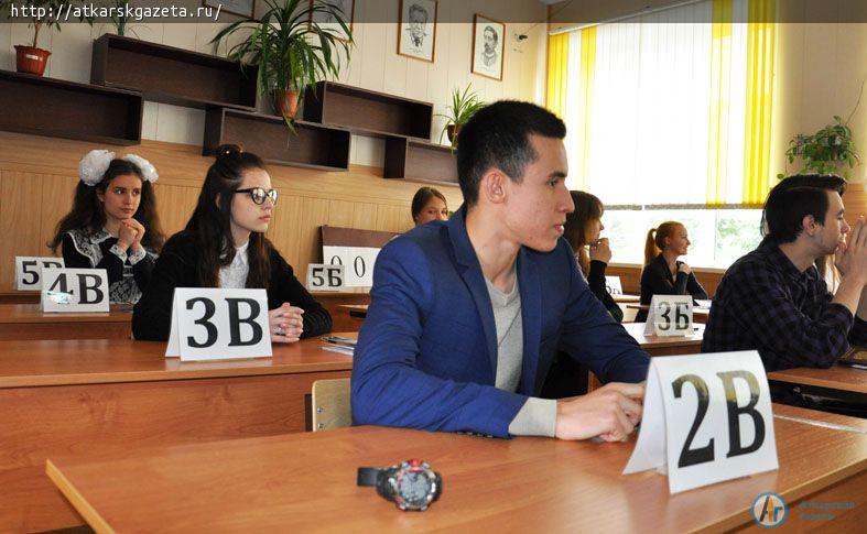 ЕГЭ по математике на 3 часа усадил выпускников за парты (ФОТОРЕПОРТАЖ)