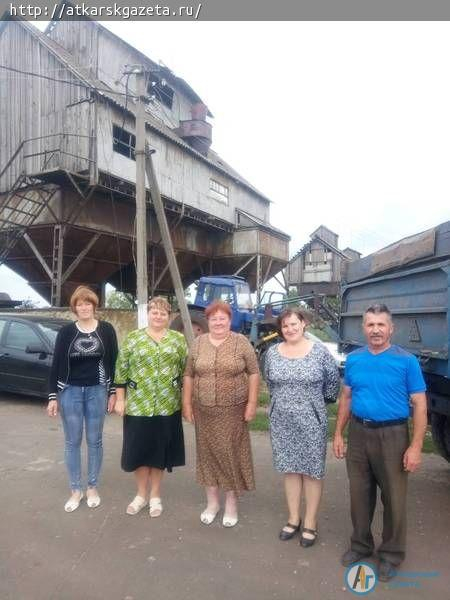 Екатериновские артисты выступили перед хлеборобами