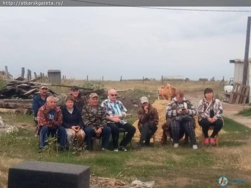Екатериновские артисты выступили перед хлеборобами