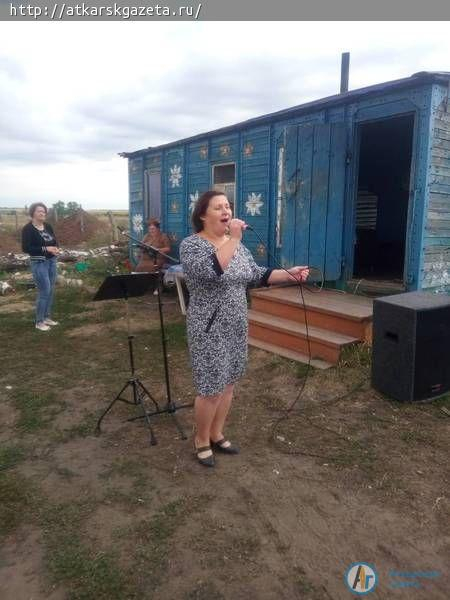 Екатериновские артисты выступили перед хлеборобами