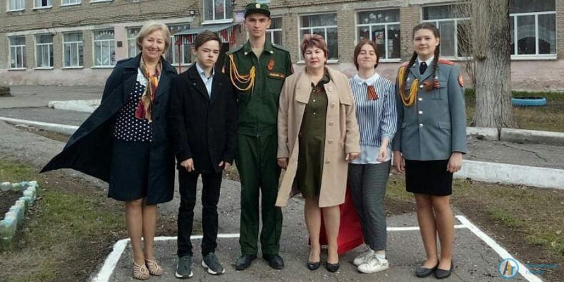 Елизаветинские выпускники начали высаживать розарий