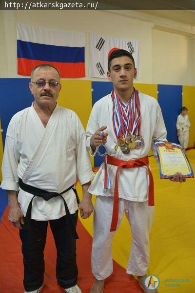 Фарид ЮСИБОВ привез в Аткарск серебро Чемпионата области по каратэ (ФОТО)