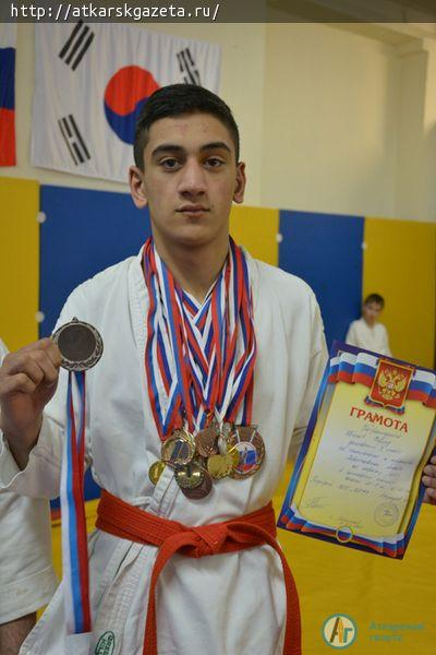 Фарид ЮСИБОВ привез в Аткарск серебро Чемпионата области по каратэ (ФОТО)