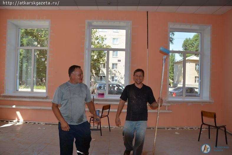 Фасад здания политехнического лицея украсили пластиковые окна
