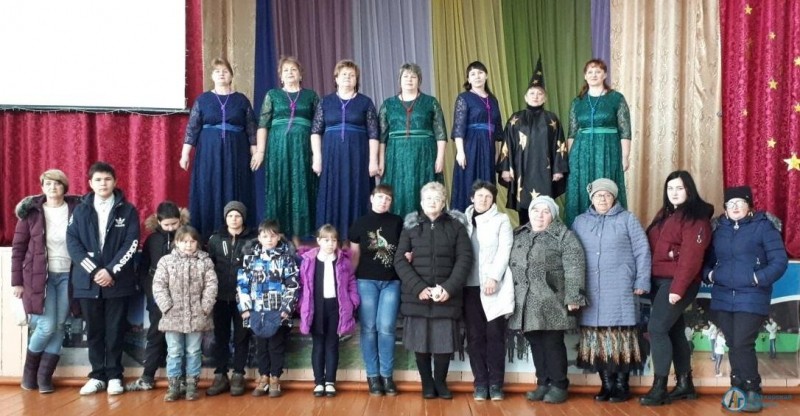 Фермер подарил женщинам Кочетовки новые концертные платья   