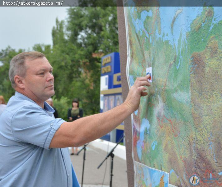 Флажки-стикеры со словами гордости за страну патриоты прикрепили на карту России (ФОТО)